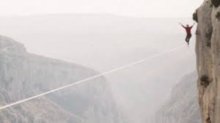 فشل بهلوان سويسري بالمشي فوق حبل يربط بين قمتي جبلين