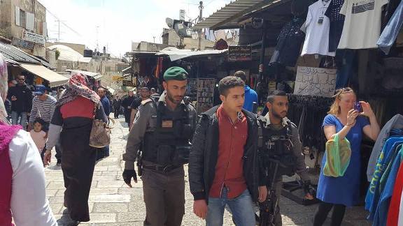 الاحتلال يعتقل شاباً من منطقة باب العمود في القدس