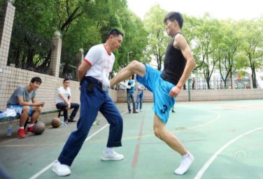 صيني يحوّل جسده إلى كيس للملاكمة 