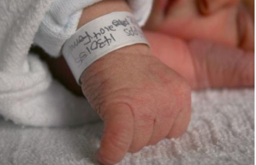 ماذا لو اخترتِ اسماً غريباً وغير مناسبٍ لطفلك؟