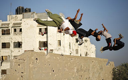 بأمل.. شباب غزة يمارسون رياضة الباركور فوق بيوتهم المدمرة