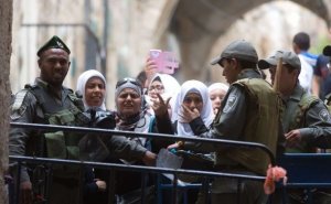قوات الاحتلال تمنع 20 سيدة مقدسية من دخول الأقصى