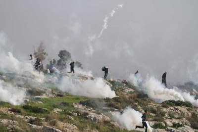 18 إصابة في مواجهات الضفة وغزة اليوم