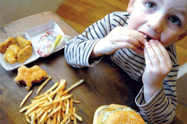 دراسة: الوجبات السريعة تؤثر على التحصيل الدراسي