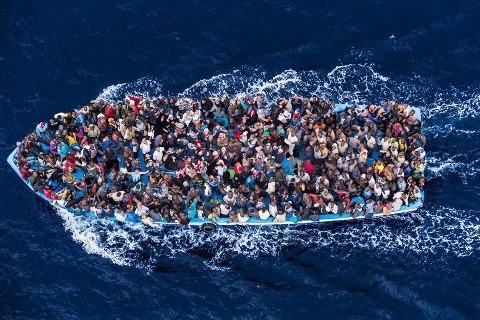 خفر السواحل الإيطالية ينقذ 90 مهاجرا قبالة باليرمو