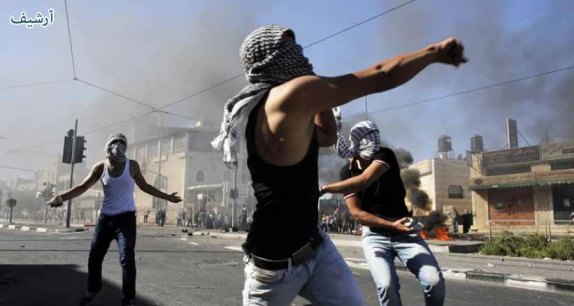 الاحتلال ومستوطنوه يعتدون على وقفة تضامنية في الخليل