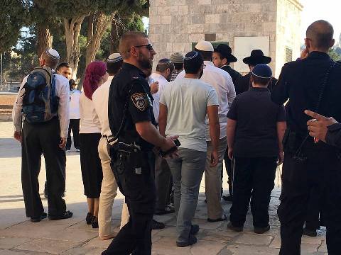 مستوطنون بحماية الاحتلال يقتحمون باحات الأقصى