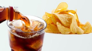 تناول الوجبات السريعة أثناء مشاهدة مباريات كرة القدم  تضر 