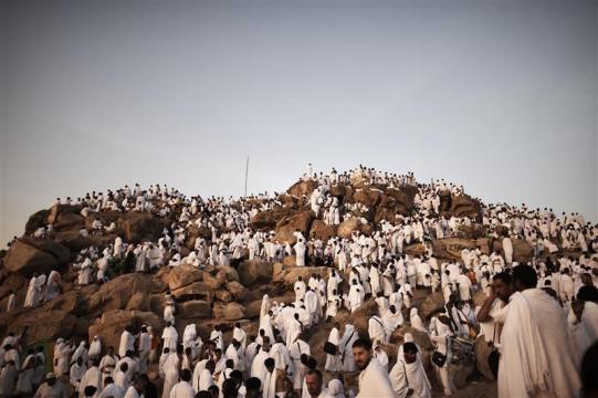 الركن الأعظم.. الحجاج يصعدون إلى جبل عرفات