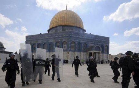 القدس: اعتقال شابين في الأقصى المبارك.. ودعوات لإقتحامات موسعة (2)