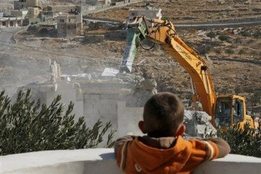 جرافات الاحتلال تهدم منزلا في العيساوية وسط القدس