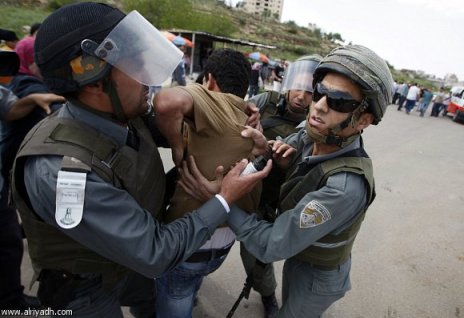 الاحتلال ييحتجز ما يقارب الـ 230 طفل فلسطيني دون سن الـ 18 في سجونه