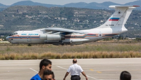 طائرتان روسيتان محملتان بمساعدات انسانية تحطان في مطار اللاذقية