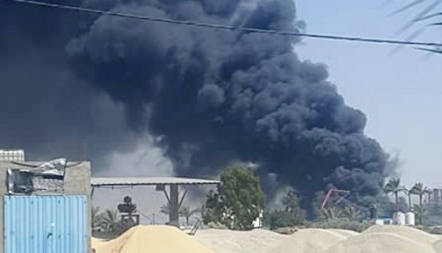 حريق هائل لمعمل بلاستيك وسط قطاع غزة