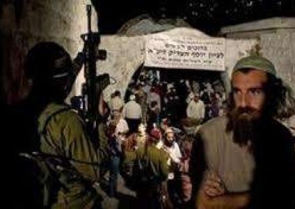 مئات المستوطنين يقتحمون المقام فجر اليوم
