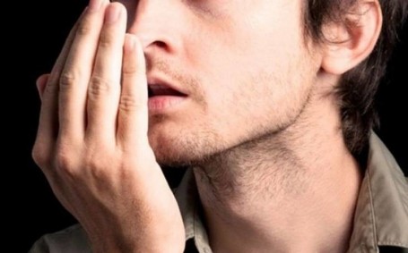 علاج منزلي للتخلص من رائحة الفم الكريهة