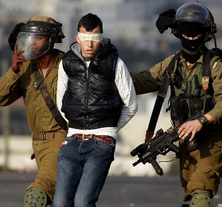 الاحتلال يعتقل 12 مواطنا في الضفة والقدس