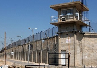 الاحتلال يعتقل فتاة أثناء زيارة شقيقها في 