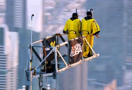 بالفيديو.. فرنسيان يقفزان من أعلى برج في العالم 