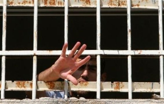 4 أسرى يدخلون أعواماً جديدة داخل معتقلات الاحتلال