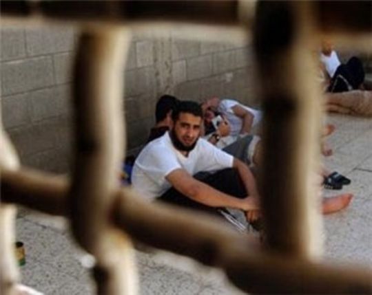 وحدة قمع السجون تقتحم قسم 3 في سجن عسقلان