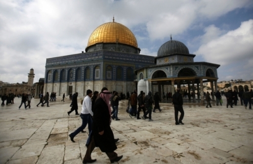 بالفيديو :مواجهات الأقصى توقع عشرات الإصابات في صفوف المصلين 