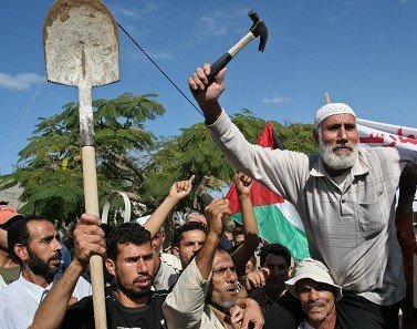 عمال غزة يطالبون بتوفير مقومات الحياة لهم