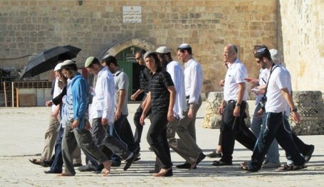 الاحتلال يعتقل مقدسية ونجليها وعشرات المستوطنين يقتحمون باحات الاقصى