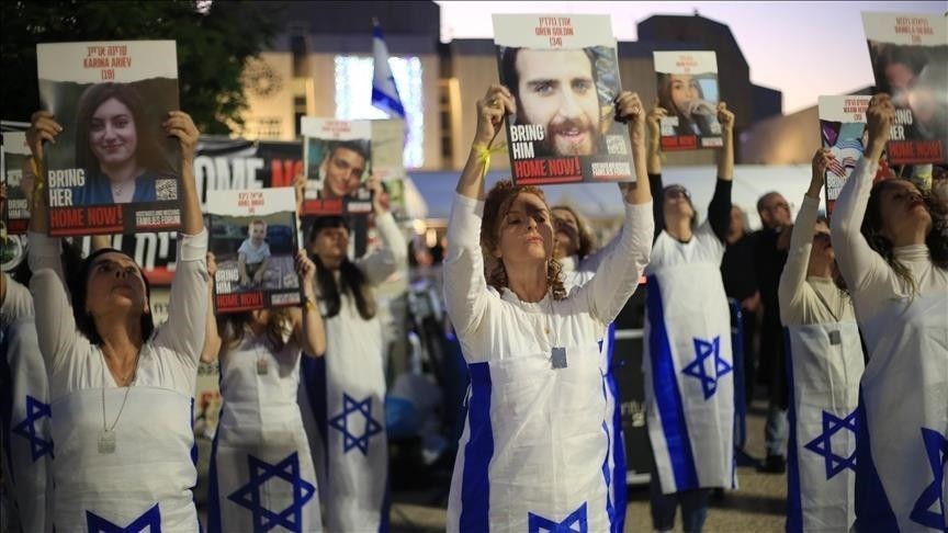 أسرى إسرائيليون يطالبون بلجنة تحقيق.jpg