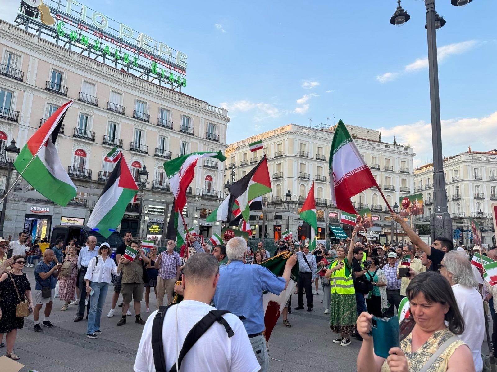 تظاهرة مع لإيران في إسبانيا.jpg