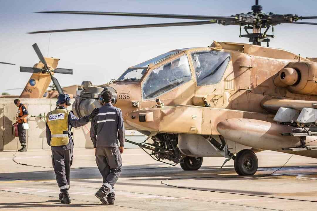 مروحيات-هجومية-للجيش-الإسرائيلي.jpg