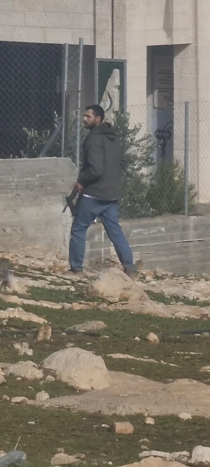 مستوطن يعتدي.jpeg