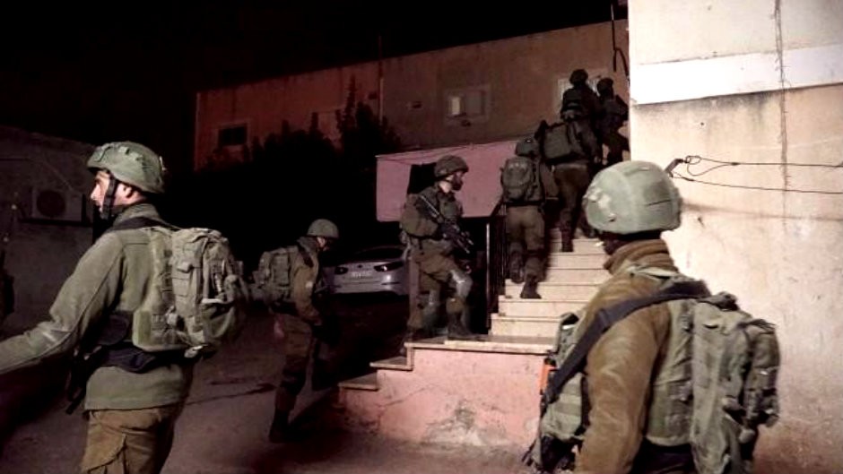 israeli-soldiers-arresting-people.jpg