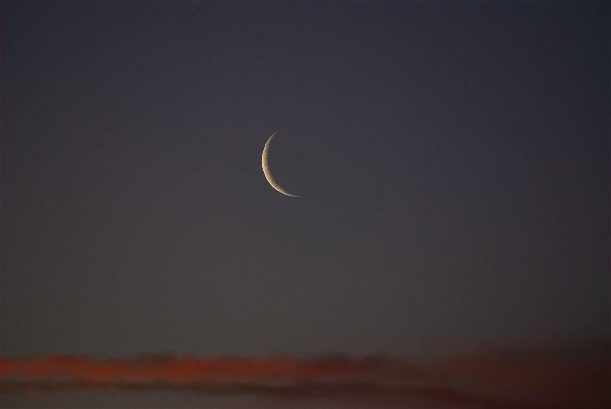 1200px-New_Moon_at_sunset.jpg