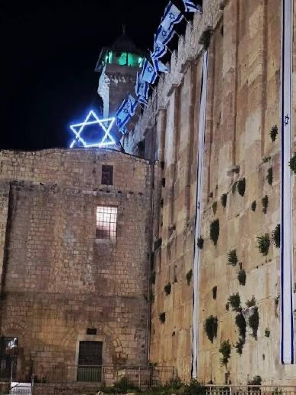 نصب نجمة داود على الحرم الإبراهيمي.jpg