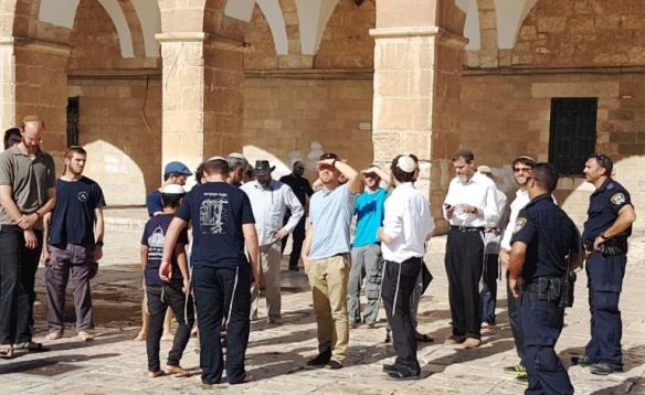 منهم من يطالب بهدم قبة الصخرة وبناء الهيكل المزعوم... مستوطنون يقتحمون الأقصى