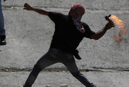 إلقاء زجاجة حارقة نحو مستوطنة 