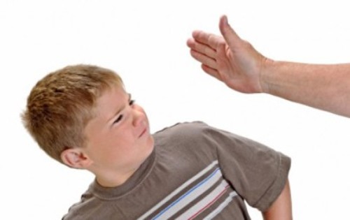 لك سيدتي: لا تضربي طفلك على رأسه أبداً