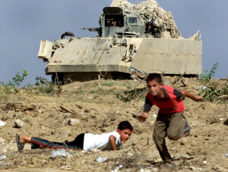 الاحتلال يتسبب بفقدان طفل لبصره في القدس