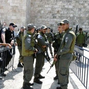 تخوفا من عمليات الطعن.. الاحتلال يبدأ توزيع دروع واقية على جنوده في الضفة