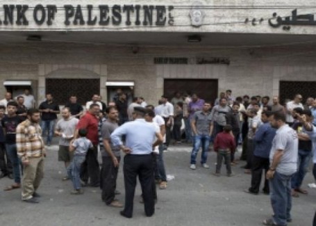 الموظفون يستلمون مستحقاتهم والبنوك تخصم الأقساط