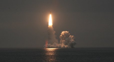 غواصة نووية روسية تطلق صاروخا باليستيا