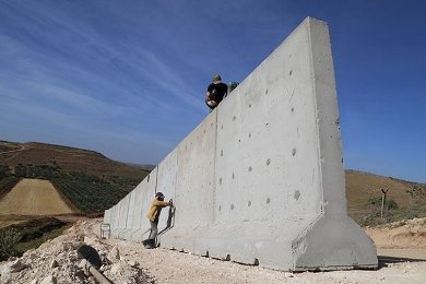 تركيا تبدأ تشييد جدار فاصل عند حدودها مع سوريا في الريحانية