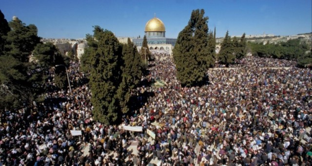 مئات الآلاف يؤدون الصلاة في المسجد الأقصى