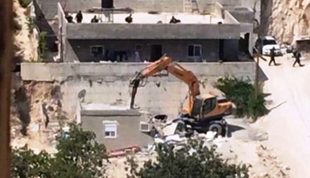 الاحتلال يهدم منشآت شمال القدس المحتلة ويخطر بآخرى في رام الله