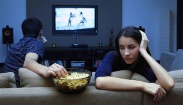 لك سيدتي... 12 نصيحة للتعامل مع زوجك في كأس العالم 