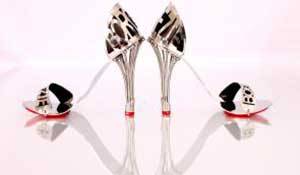 بريطاني يصمم حذاء نسائي غير قابل للتلف بضمان ألف عام