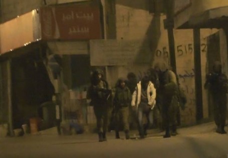 الاحتلال يعتقل 16 مواطنا من الضفة الغربية