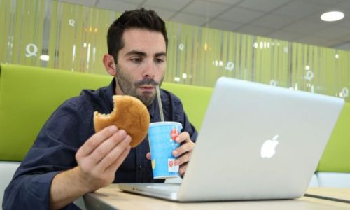 لا تتناول طعامك أمام الكومبيوتر!