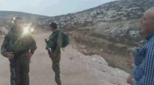 جرافات الاحتلال تغلق طريقاً زراعياً شرق نابلس